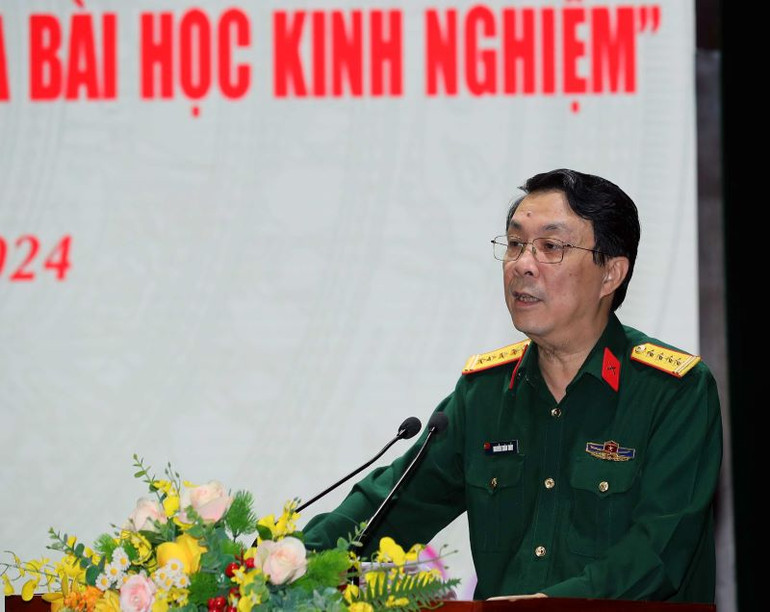 Đại tá Nguyễn Xuân Thủy, Phó Cục trưởng Cục Tuyên huấn phát biểu khai mạc Họp báo.