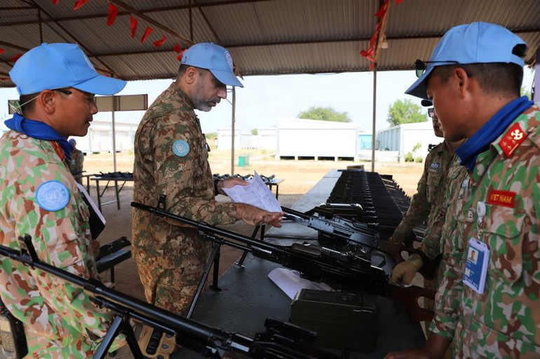 Đoàn công tác của Phái bộ An ninh lâm thời Liên Hợp quốc kiểm tra công tác bảo quản, bảo trì vũ khí của Đội Công binh Việt Nam. (Ảnh: Đội Công binh Việt Nam cung cấp)