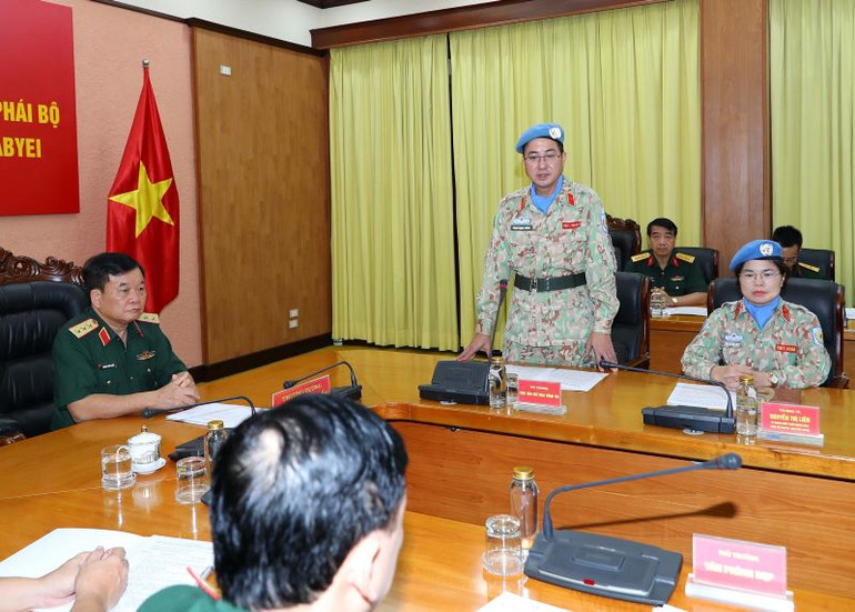 Thiếu tướng Phạm Mạnh Thắng, Cục trưởng Cục Gìn giữ hòa bình Việt Nam báo cáo công tác chuẩn bị cho hai sĩ quan lên đường làm nhiệm vụ.