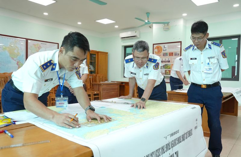 Thiếu tướng Lê Đình Cường, Phó Tư lệnh-Tham mưu trưởng Cảnh sát biển Việt Nam, Trưởng Ban Tổ chức Hội thi kiểm tra thí sinh thực hiện phần thi thực hành môn công tác tham mưu.