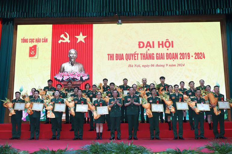 Thiếu tướng Nguyễn Đình Chiêu, Phó Chính ủy Tổng cục Hậu cần và Thiếu tướng Phạm Mạnh Cường, Phó Chủ nhiệm Tổng cục Hậu cần trao Bằng khen tặng các cá nhân điển hình tiên tiến.