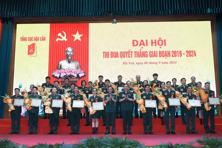 Thiếu tướng Nguyễn Đình Chiêu, Phó Chính ủy Tổng cục Hậu cần và Thiếu tướng Phạm Mạnh Cường, Phó Chủ nhiệm Tổng cục Hậu cần trao Bằng khen tặng các cá nhân điển hình tiên tiến.