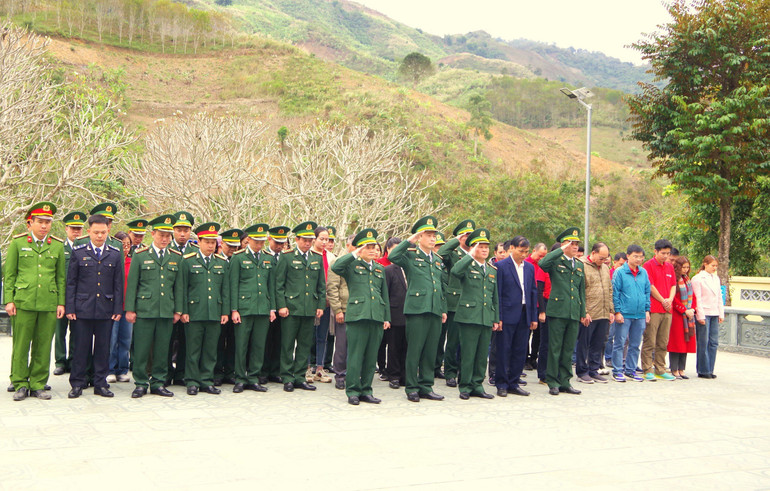 Các đại biểu tham gia Lễ khánh thành Tượng đài “Bác Hồ với chiến sĩ Biên phòng” .