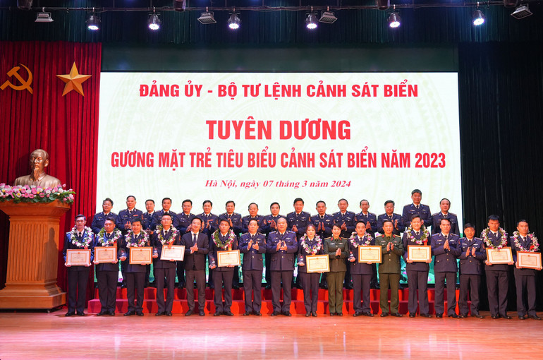 Các đại biểu chụp ảnh lưu niệm với các Gương mặt trẻ tiêu biểu Cảnh sát biển năm 2023.