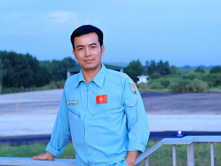 Thượng tá Nguyễn Hồng Quân, Chủ nhiệm bay, Trung đoàn 940. Thượng tá Nguyễn Hồng Quân, Chủ nhiệm bay, Trung đoàn 940.