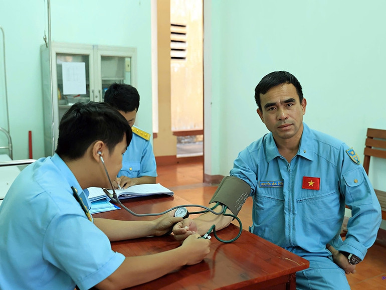 Đại tá Nguyễn Văn Sơn, Trung đoàn trưởng Trung đoàn 940 (bên phải). Đại tá Nguyễn Văn Sơn, Trung đoàn trưởng Trung đoàn 940 (bên phải).