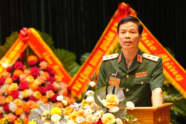 Trung tướng Nguyễn Trọng Bình, Phó Tổng Tham mưu trưởng Quân đội nhân dân Việt Nam phát biểu ý kiến tại đại hội. Trung tướng Nguyễn Trọng Bình, Phó Tổng Tham mưu trưởng Quân đội nhân dân Việt Nam phát biểu ý kiến tại đại hội.