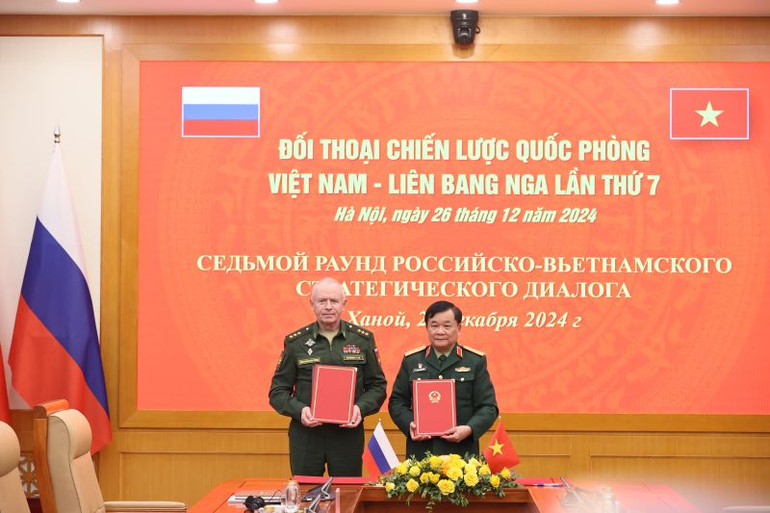 Thượng tướng Hoàng Xuân Chiến và Thượng tướng Alexander Fomin trao đổi các văn kiện đã ký, làm cơ sở để cơ quan chức năng Bộ Quốc phòng hai nước tổ chức thực hiện các nội dung hợp tác trong thời gian tới.