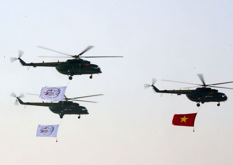 Lực lượng không quân Việt Nam hợp luyện bay chào mừng Lễ khai mạc Triển lãm. Lực lượng không quân Việt Nam hợp luyện bay chào mừng Lễ khai mạc Triển lãm.