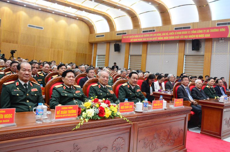 Các đại biểu tham dự buổi lễ.