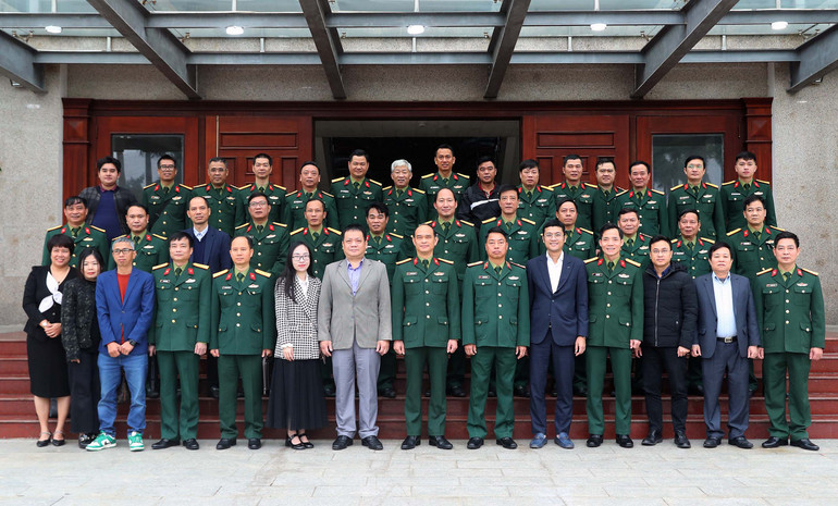 Lãnh đạo và đại diện các cơ quan, đơn vị Bộ Tư lệnh Đặc công chụp ảnh cùng các đại biểu tham dự gặp mặt.