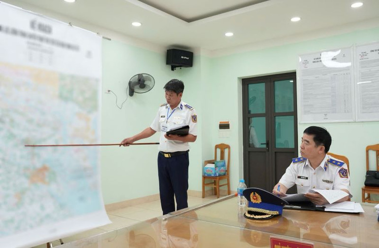 Trung tướng Bùi Quốc Oai, Chính ủy Cảnh sát biển Việt Nam theo dõi thí sinh thực hiện phần thi thực hành công tác tham mưu, công tác đảng, công tác chính trị tại Hội thi.