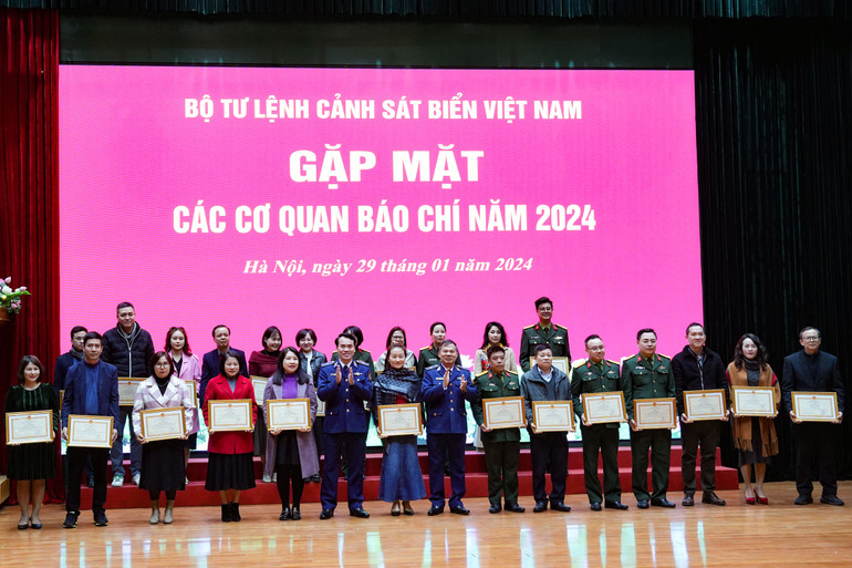 Lãnh đạo Bộ Tư lệnh Cảnh sát biển trao Bằng khen tặng các cá nhân, vì đã có thành tích xuất sắc trong phối hợp tuyên truyền năm 2023.