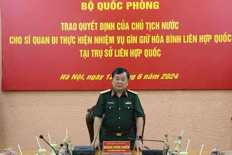 Thượng tướng Hoàng Xuân Chiến phát biểu giao nhiệm vụ cho sĩ quan lên đường làm nhiệm vụ.