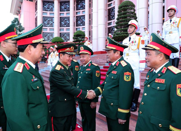 Thượng tướng Khamliang Outhakaysone, Bộ trưởng Quốc phòng Lào gặp gỡ các đồng chí cán bộ cấp cao Bộ Quốc phòng Việt Nam.