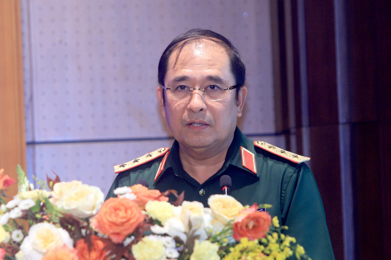 Thượng tướng Phùng Sĩ Tấn, Phó Tổng Tham mưu trưởng Quân đội nhân dân Việt Nam, Trưởng Ban tổ chức triển lãm phát biểu tại hội nghị.