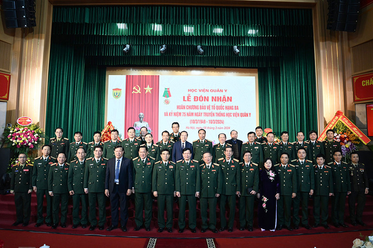 Đại tướng Phan Văn Giang chụp ảnh cùng các đại biểu dự lễ kỷ niệm.