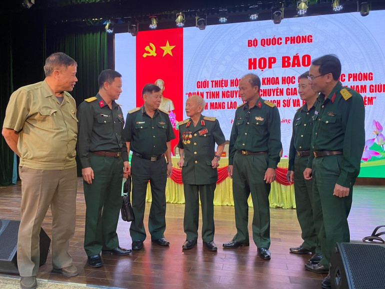 Các đại biểu trao đổi thân mật bên lề buổi họp báo. Các đại biểu trao đổi thân mật bên lề buổi họp báo.