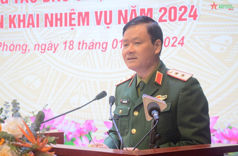 Trung tướng Nguyễn Văn Đức, Cục trưởng Cục Tuyên huấn trình bày Báo cáo kết quả công tác báo chí, xuất bản toàn quân năm 2023; phương hướng, nhiệm vụ năm 2024. (Ảnh: Báo Quân đội nhân dân)