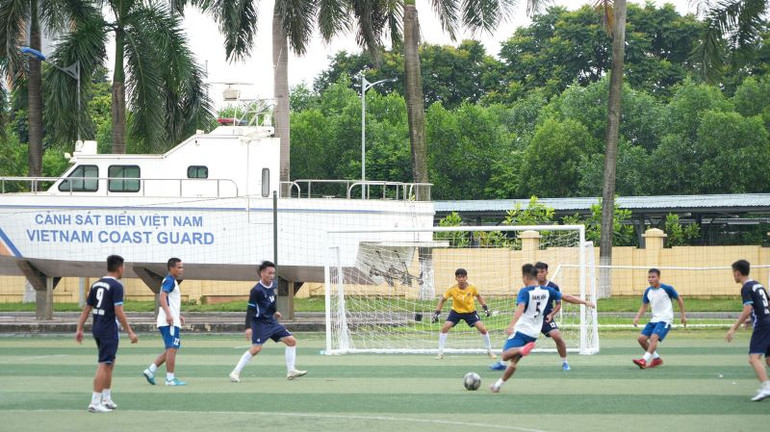 Thi đấu bóng đá giữa các đơn vị tại Hội thao.