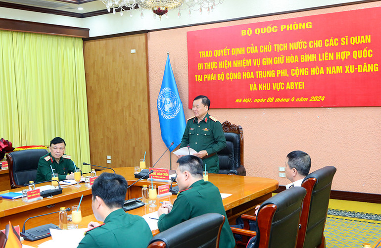Thượng tướng Hoàng Xuân Chiến phát biểu giao nhiệm vụ cho các sĩ quan.