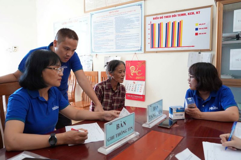 Nhân viên y tế Công ty cổ phần Dược phẩm Ninh Bình phối hợp thăm khám, cấp thuốc miễn phí cho nhân dân.