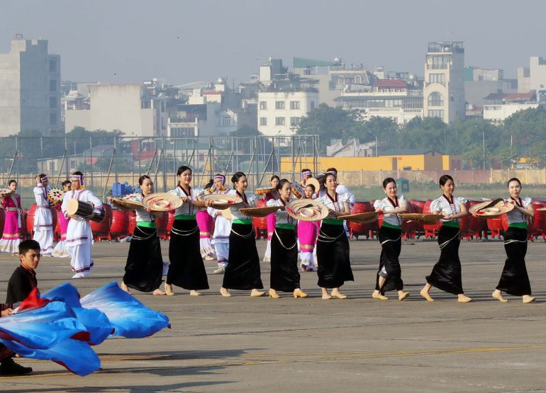 Tiết mục nghệ thuật do các nghệ sĩ thể hiện tại buổi hợp luyện. Tiết mục nghệ thuật do các nghệ sĩ thể hiện tại buổi hợp luyện.