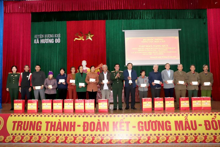 Lãnh đạo Tổng cục Hậu cần tặng quà cấp ủy, chính quyền và các hộ dân thuộc diện chính sách ở xã Hương Đô, huyện Hương Khê, tỉnh Hà Tĩnh.