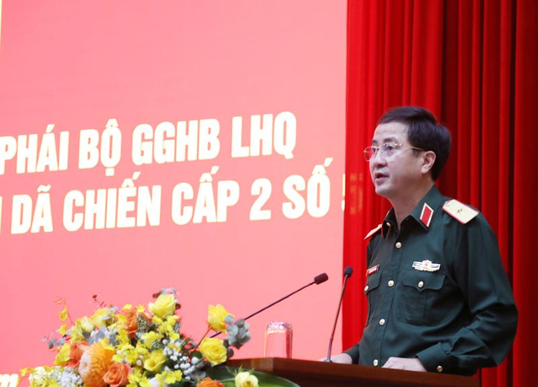 Thiếu tướng Phạm Mạnh Thắng báo cáo kết quả nhiệm kỳ công tác của Đội Công binh số 2 và Bệnh viện dã chiến cấp 2 số 5, tại Hội nghị.