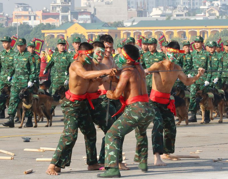 Lực lượng Đặc công biểu diễn võ thuật tại buổi hợp luyện. Lực lượng Đặc công biểu diễn võ thuật tại buổi hợp luyện.