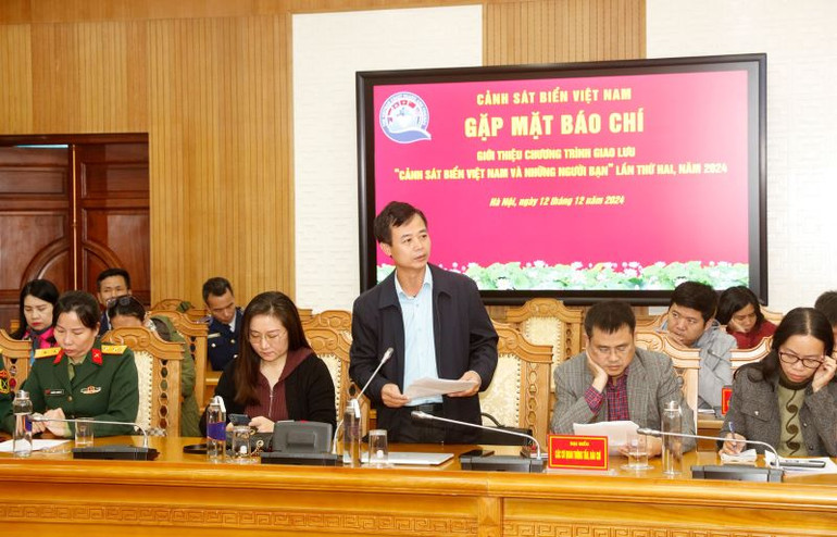 Đại diện các cơ quan thông tấn, báo chí phát biểu tại buổi gặp mặt.