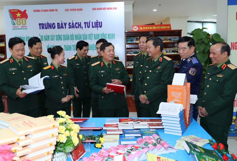 Các đại biểu tham quan mô hình trưng bày sách tại Hội thảo.