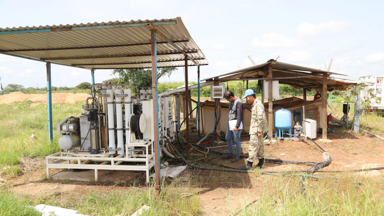 Hệ thống lọc nước tiêu chuẩn được Đội Công binh Việt Nam lắp đặt nhằm cung cấp nước nước sạch trong mùa khô.