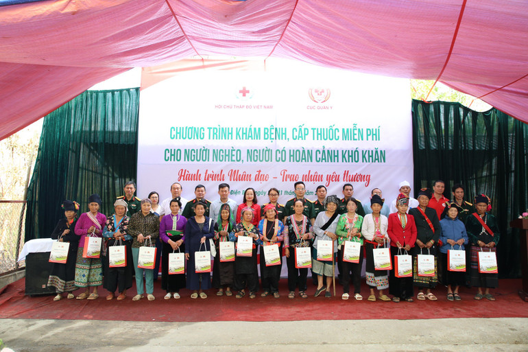 Nhiều phần quà được trao tặng nhân dân địa phương tại chương trình.