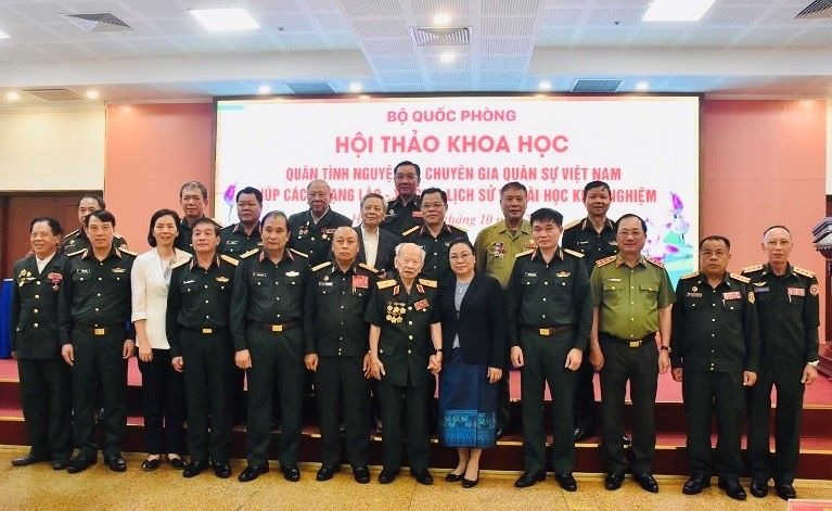 Đại diện Ban Tổ chức chụp ảnh cùng các đại biểu về dự hội thảo. Đại diện Ban Tổ chức chụp ảnh cùng các đại biểu về dự hội thảo.