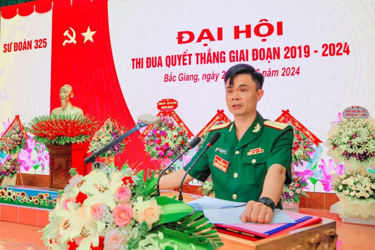 Đại tá Phạm Hồng Doanh, Bí thư Đảng ủy, Chính ủy Sư đoàn 325 phát biểu tại đại hội. Đại tá Phạm Hồng Doanh, Bí thư Đảng ủy, Chính ủy Sư đoàn 325 phát biểu tại đại hội.