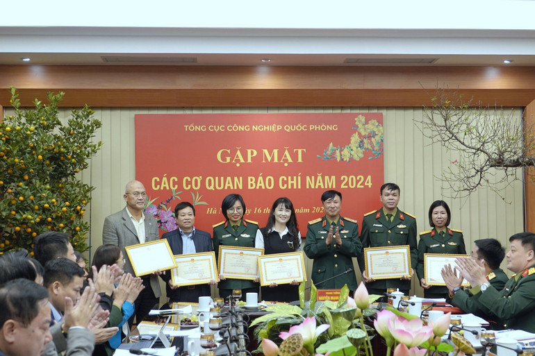 Trung tướng Nguyễn Mạnh Hùng trao Bằng khen của Tổng cục Công nghiệp Quốc phòng tặng các cá nhân, vì đã có thành tích trong công tác phối hợp tuyên truyền năm 2023.