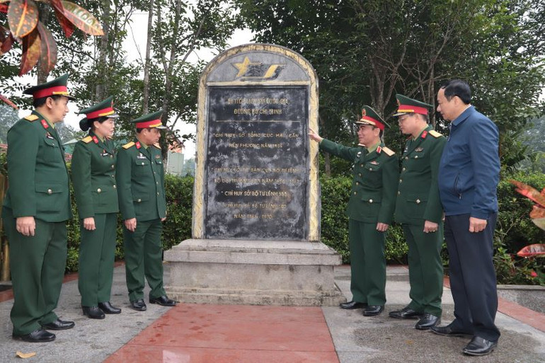 Thiếu tướng Nguyễn Đình Chiêu cùng các đại biểu tham quan Khu di tích Quốc gia Đường Hồ Chí Minh, Sở chỉ huy tiền phương của Tổng cục Hậu cần giai đoạn 1966-1970 trên địa bàn xã Hương Đô, huyện Hương Khê, tỉnh Hà tĩnh.
