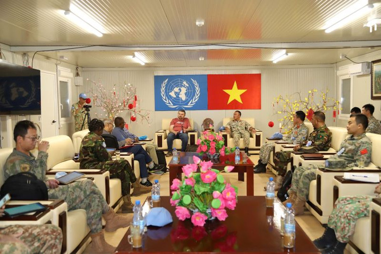 Ông Dmitry Sobolevskiy - thừa ủy quyền Trưởng phòng Quản lý trang bị nước cử quân làm Trưởng đoàn vừa tiến hành kiểm tra năng lực toàn diện đối với Đội Công binh số 3 của Việt Nam. (Ảnh: Đội Công binh Việt Nam cung cấp)