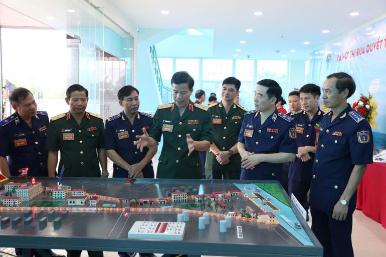 Trung tướng Nguyễn Trọng Bình, Phó Tổng Tham mưu trưởng Quân đội nhân dân Việt Nam cùng các đại biểu tham quan mô hình cải tiến kỹ thuật của lực lượng Cảnh sát biển. Trung tướng Nguyễn Trọng Bình, Phó Tổng Tham mưu trưởng Quân đội nhân dân Việt Nam cùng các đại biểu tham quan mô hình cải tiến kỹ thuật của lực lượng Cảnh sát biển.