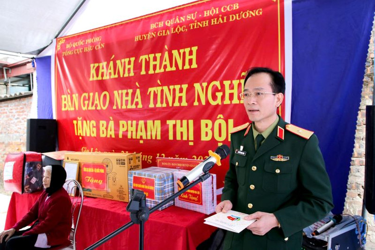 Thiếu tướng Nguyễn Mạnh Hùng, Chủ nhiệm Chính trị Tổng cục Hậu cần phát biểu chúc mừng gia đình bà Phạm Thị Bội.