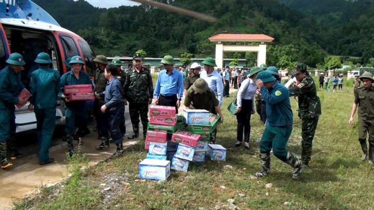 Các lực lượng chuyển hàng cứu trợ của Bộ Quốc phòng từ máy xuống sân vận động huyện Nguyên Bình, tỉnh Cao Bằng. (Ảnh: Cục Tuyên huấn cung cấp)