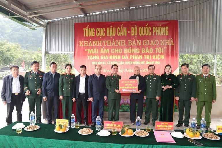 Thiếu tướng Nguyễn Đình Chiêu trao quyết định hỗ trợ kinh phí và trao quà của Đảng ủy, chỉ huy Tổng cục Hậu cần tặng gia đình bà Phan Thị Kiệm, ở thôn Vĩnh Úc, xã Hương Xuân, huyện Hương Khê, tỉnh Hà Tĩnh.