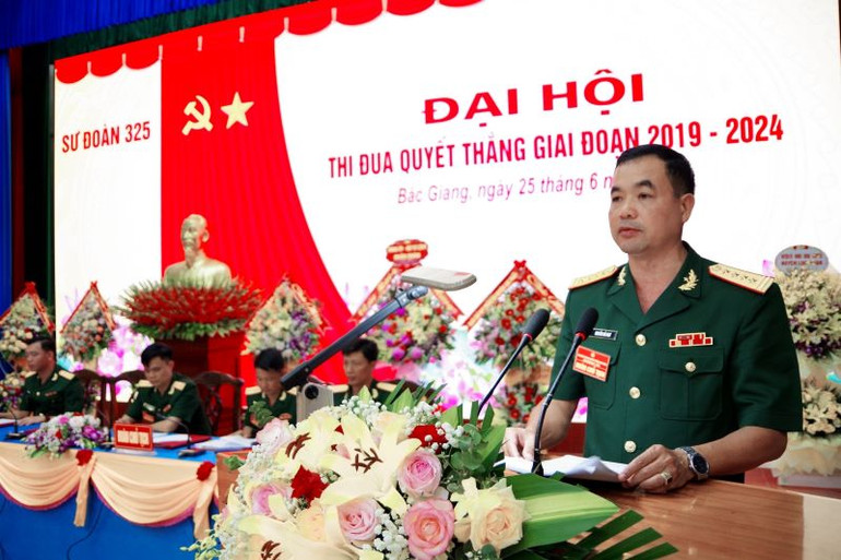 Đại tá Nguyễn Hải Ngư, Sư đoàn trưởng Sư đoàn 325 phát biểu tại đại hội. Đại tá Nguyễn Hải Ngư, Sư đoàn trưởng Sư đoàn 325 phát biểu tại đại hội.