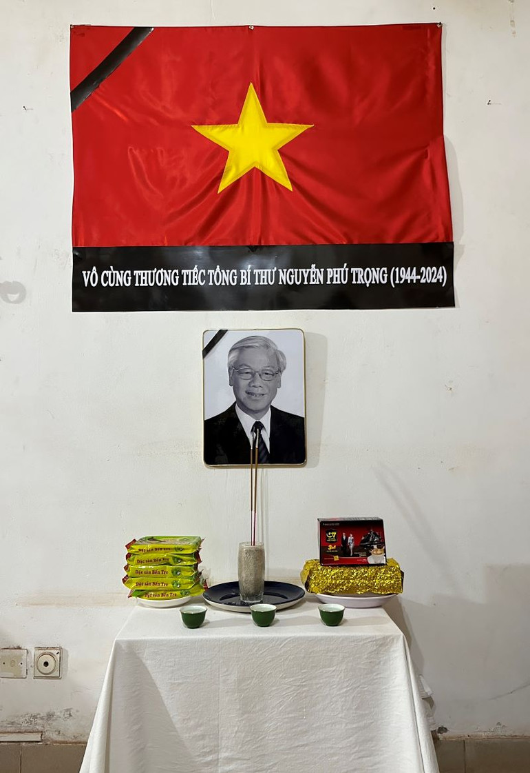 Tổ công tác tại Cộng hòa Trung Phi lập bàn thờ tưởng nhớ Tổng Bí thư Nguyễn Phú Trọng. Ảnh: PHƯƠNG LINH