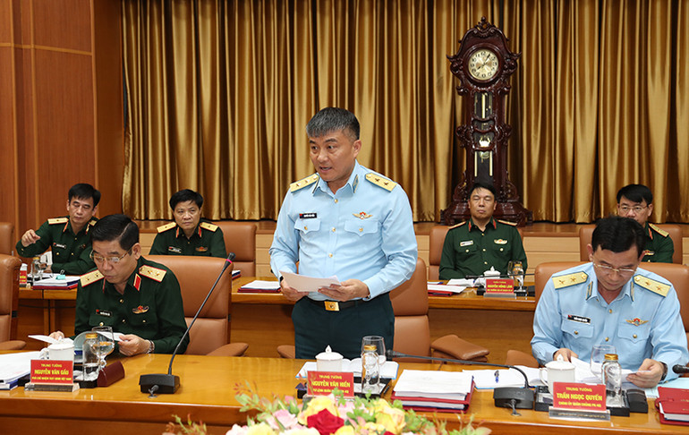 Trung tướng Nguyễn Văn Hiền, Tư lệnh Quân chủng Phòng không-Không quân trình bày báo cáo tại hội nghị. Trung tướng Nguyễn Văn Hiền, Tư lệnh Quân chủng Phòng không-Không quân trình bày báo cáo tại hội nghị.