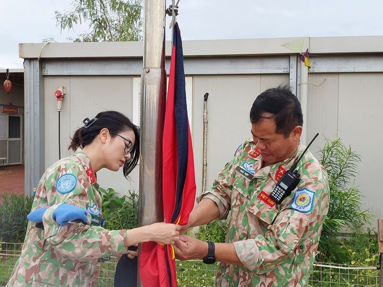 Cán bộ, nhân viên Bệnh viện dã chiến cấp 2 số 5 ở Nam Sudan treo cờ rủ tưởng nhớ Tổng Bí thư Nguyễn Phú Trọng. Ảnh: HÀ NGỌC