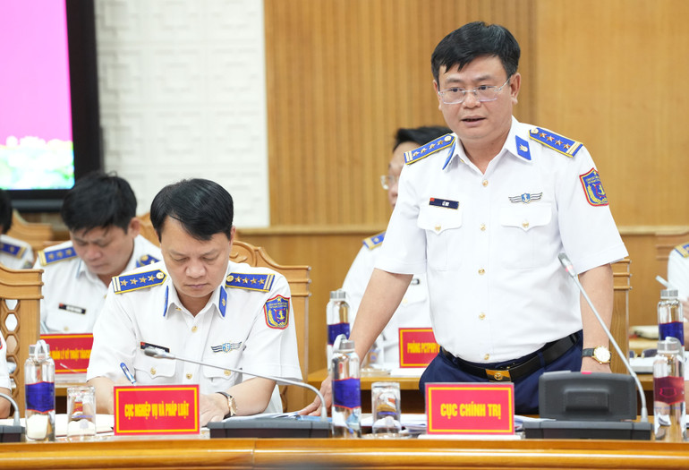 Đại tá Lê Huy, Phó Chủ nhiệm Chính trị Cảnh sát biển Việt Nam phát biểu tại hội nghị.