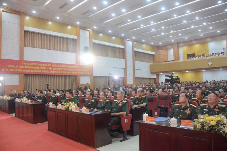 Các đại biểu tham dự buổi lễ.