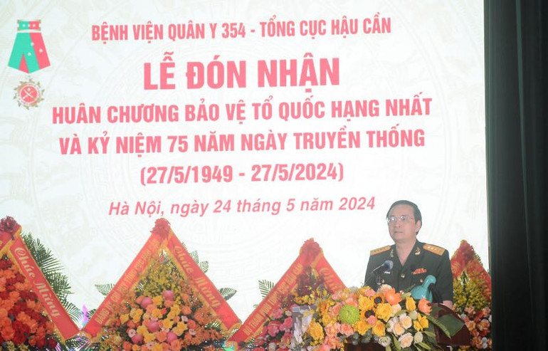 Đại tá Phạm Minh Đức, Giám đốc Bệnh viện Quân y 354 trình bày diễn văn tại buổi lễ.